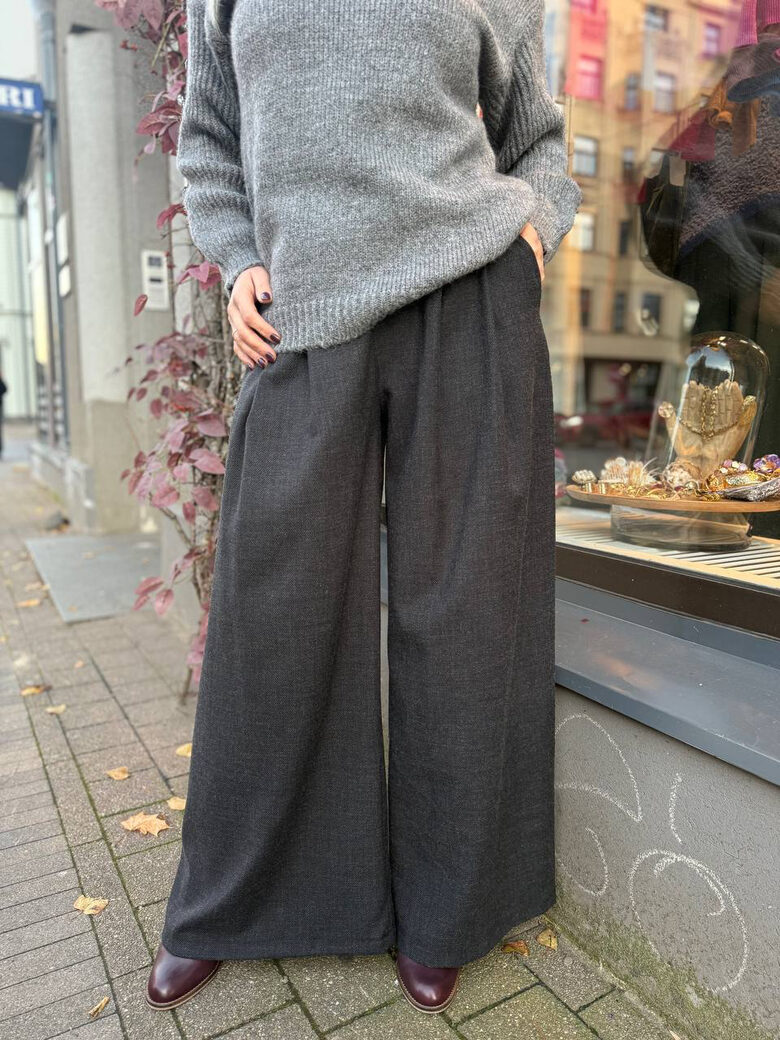 Bikses ar ielocēm un kabatām dažādās krāsās